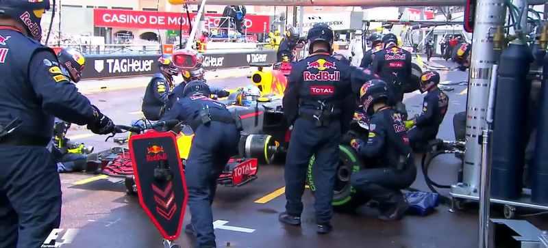 In the midst of the stop, still no tires. Screenshot from F1.
